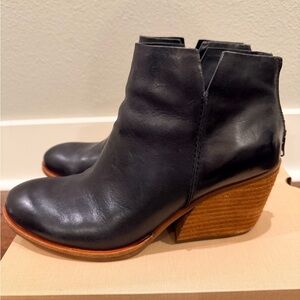 Kork-Ease Chandra sz 10 Black Leather Ankle Booties with Stacked Wood Heel